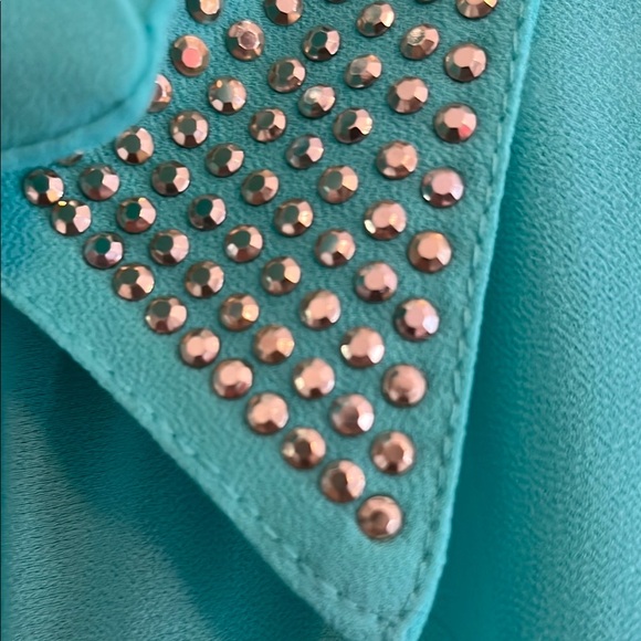 Chic Sleeveless Turquoise Blouse with Embellished Collar - Picture 3 of 8